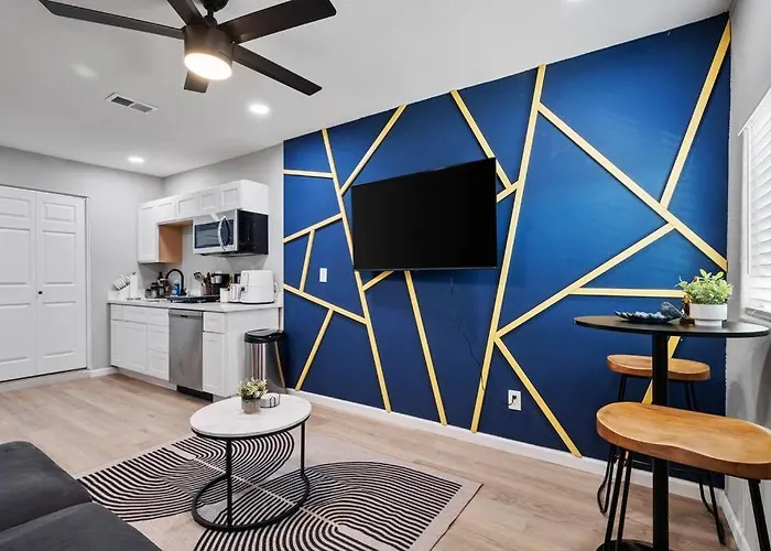 Apartment 12 Minutes From Downtown - 1 Bedroom #b