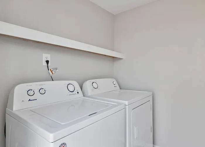 Apartment 12 Minutes From Downtown - 1 Bedroom #b